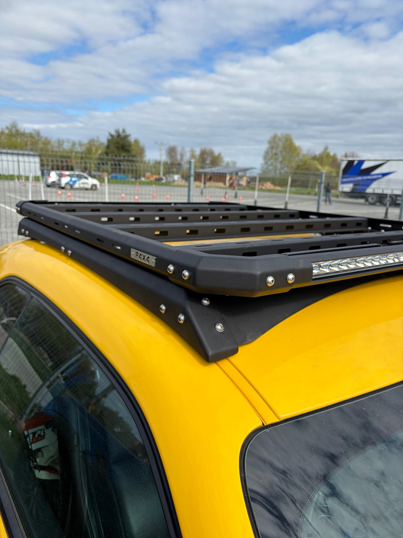 F4X4 alumiiniumplatvorm Dodge Challenger 2008-2023 katuseluugita, vaade 2