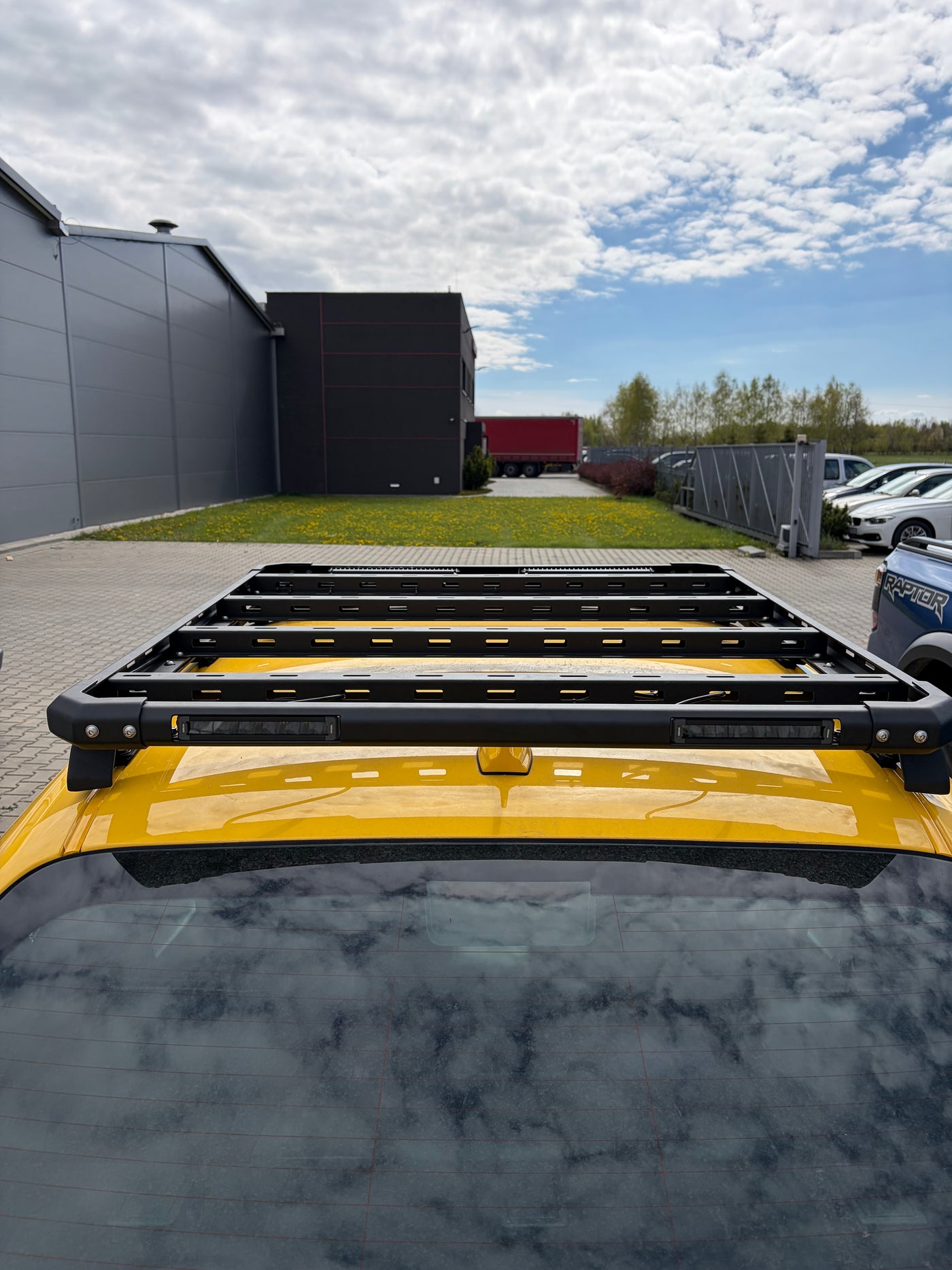 F4X4 alumiiniumplatvorm Dodge Challenger 2008-2023 katuseluugita, vaade 3