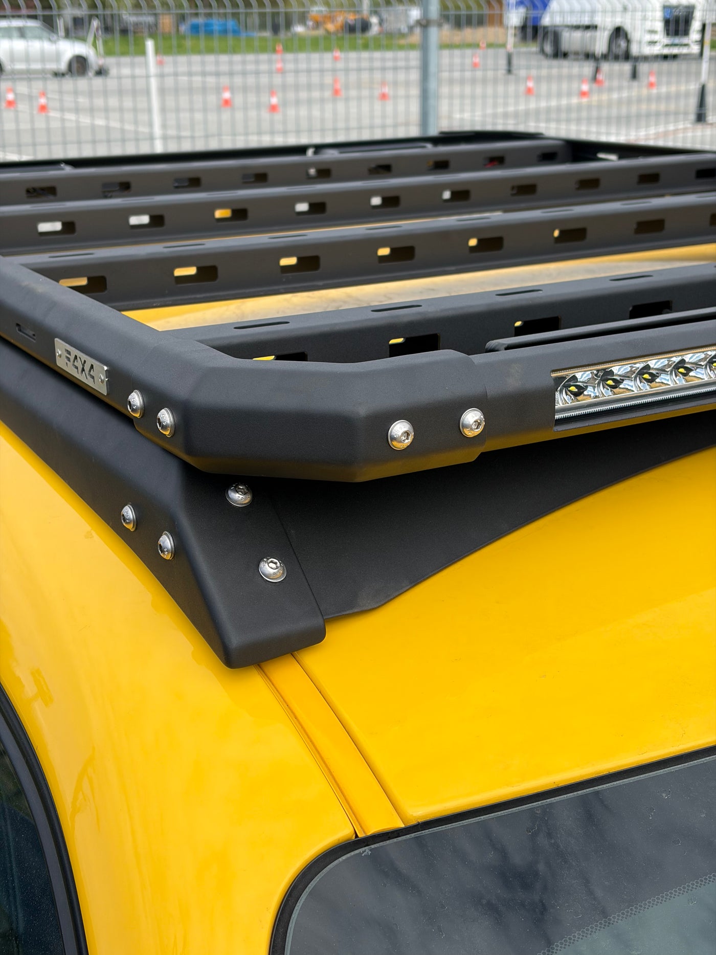 F4X4 alumiiniumplatvorm Dodge Challenger 2008-2023 katuseluugita, vaade 8