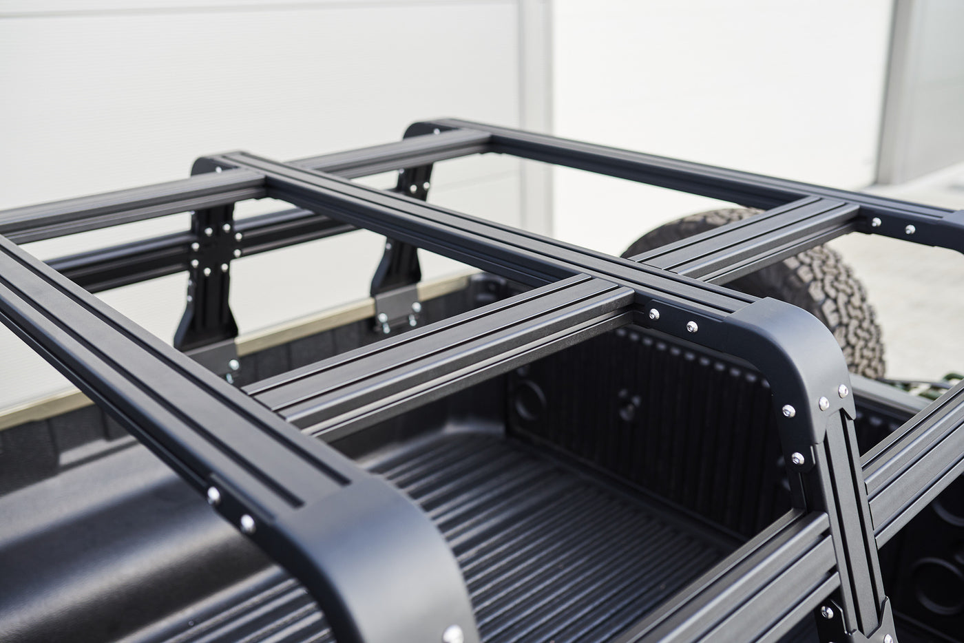 F4X4 kastiraam (bed rack) Toyota Hilux Revo 2020- alumiinium, vaade 3
