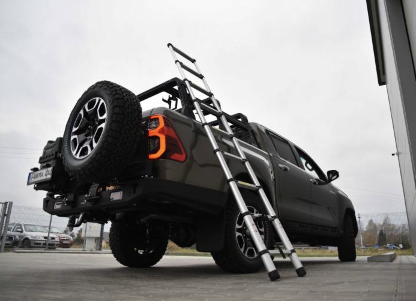 F4X4 redelihoidja ja 2,6 m teleskoopredel Toyota Hilux Revo 2020- kastiraamile